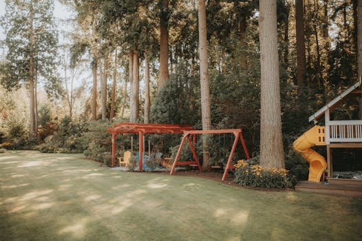 medinis vaikų žaidimų aikštelės natūralioje aplinkoje (Luke Miller) - nuotrauka: Luke Miller