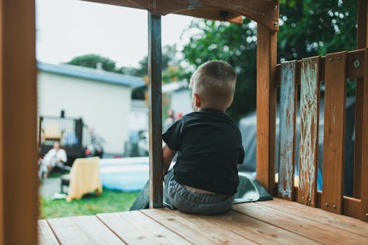 vaikų žaidimų aikštelės medinė konstrukcija vaikams kieme (Jonathan Cooper) - nuotrauka: Jonathan Cooper