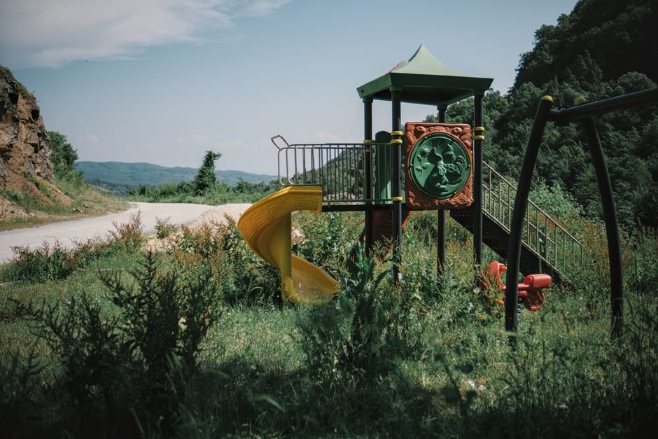 Gamtos apsupta nenaudojama vaikų žaidimų aikštelė kaimo vietovėje laukia naujų idėjų