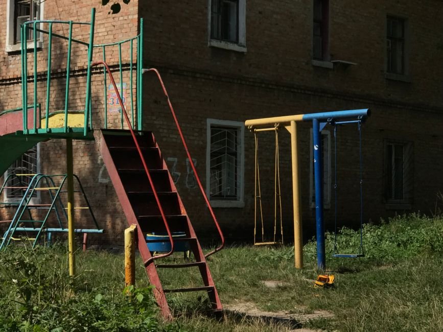 Ryški žaidimų aikštelė su supynėmis ir čiuožykla – investicija į vaiko ateitį